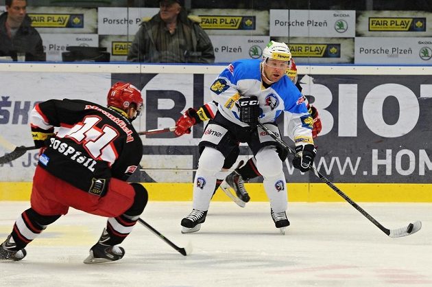 Tomáš Pospíšil (vlevo) z Hradce Králové a plzeňský útočník Ondřej Kratěna v utkání 52. kola hokejové Tipsport extraligy.