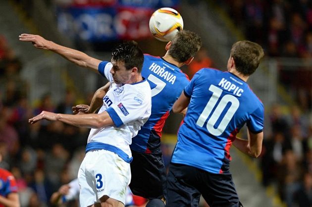 Tomáš Hořava (druhý zleva) střílí vedoucí gól Plzně v duelu Evropské ligy s Minskem.