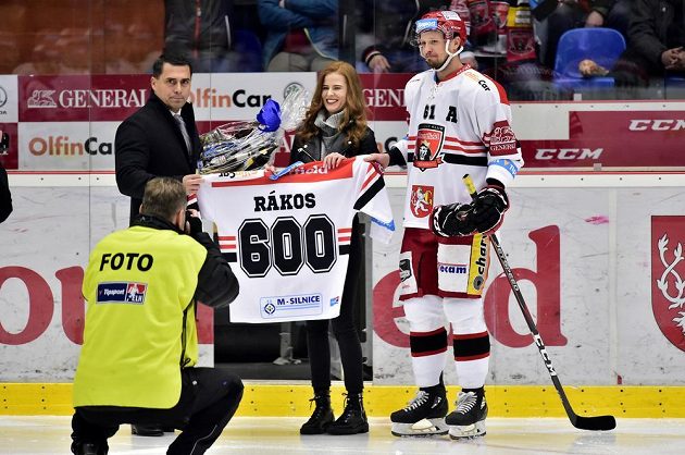 Generální manažer hradeckého klubu Aleš Kmoníček (vlevo) předal dres Danielu Rákosovi (vpravo), který nastoupil k 600. extraligovému utkání.