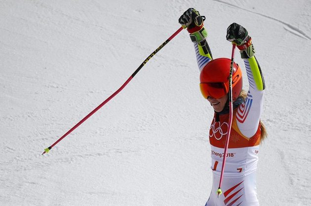 Vítězné gesto Američanky Mikaely Shiffrinové po druhé jízdě obřího slalomu, získala zlatou medaili.