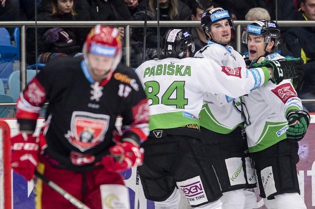 Hokejisté Mladé Boleslavi se radují z gólu na ledě Hradce Králové v předehrávce 35. kola extraligy.