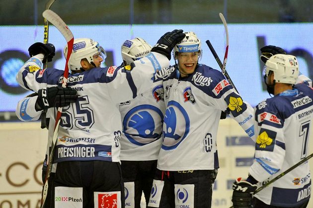 Plzeňští hokejisté se radují z gólu proti Brnu v utkání 7. kola Tipsport extraligy.