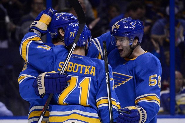 Český útočník Vladimír Sobotka (71) odehrál za St. Louis Blues první zápas a hned dal gól. Fanoušci mu nadšeně aplaudovali, spoluhráči gratulovali.