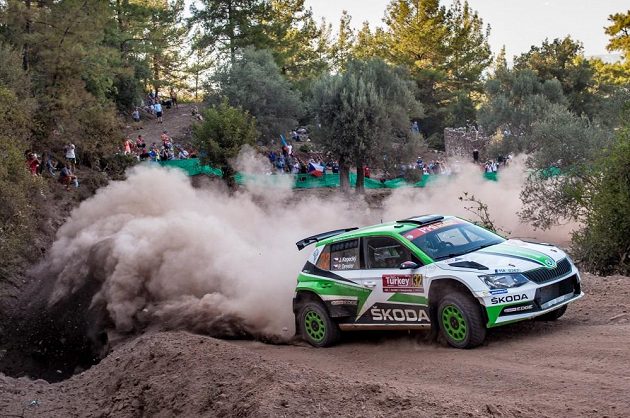 Jan Kopecký (vpravo) s Pavlem Dreslem s továrním týmem Škoda Motorsport po vítězství v Turecké rallye.