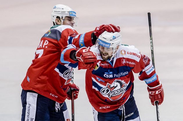 Hráči Pardubic Petr Sýkora (vlevo) a a Rostislav Marosz se radují z gólu proti Hradci Králové.