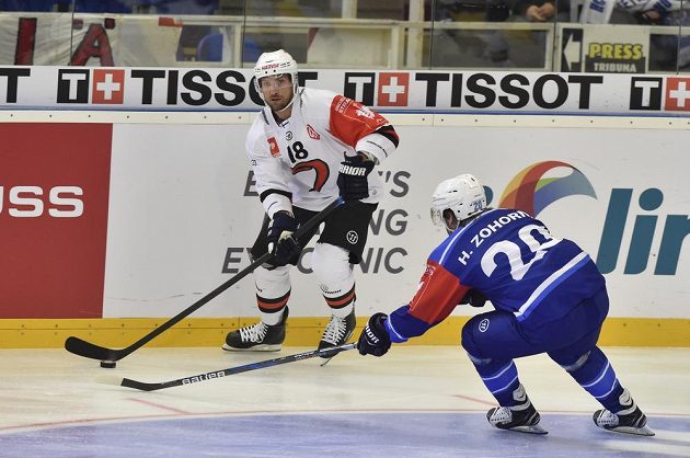 Odvetné utkání čtvrtfinále play off hokejové Ligy mistrů: Zleva Michel Miklík z finského týmu Jyväskylä a Hynek Zohorna z Brna.