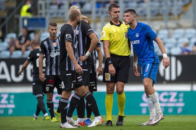 Zprava naštvaný Imad Rondič z Liberce, hlavní sudí Tomáš Batík a vlevo fotbalisté Dynama České Budějovice.