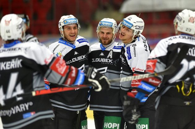 Zleva Tomáš Vondráček, Martin Rohan a střelec Jakub Lauko z Karlových Varů se radují z gólu.