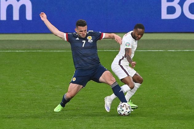 Skotský fotbalista John McGinn (vlevo) a Angličan Raheem Sterling v utkání na EURO ve Wembley.