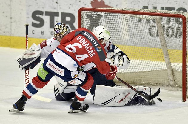 Brankář Chomutova Justin Peters inkasuje v duelu s Pardubicemi pátý gól, překonal ho Brian Ihnačák.