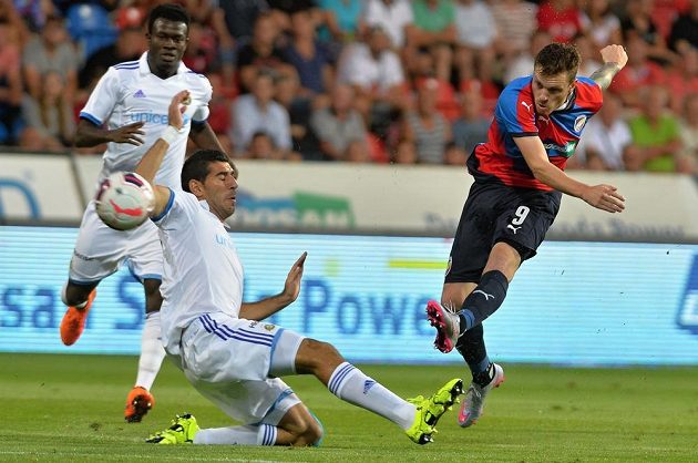 Ondřej Vaněk z Plzně napřáhl k nebezpečné střele. Eytan Tibi (vlevo) z Maccabi byl v souboji pozdě.