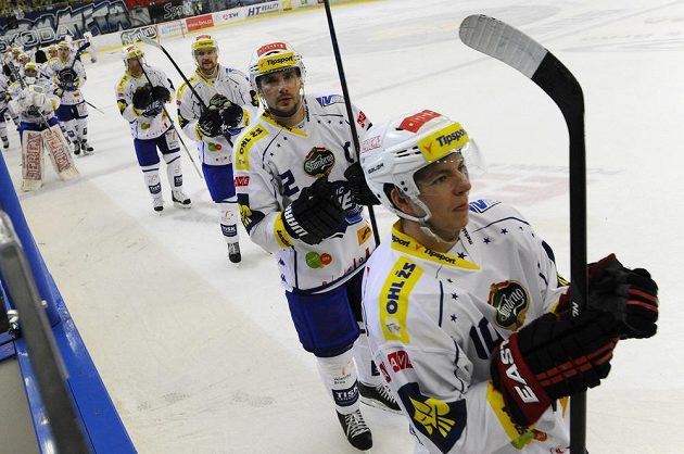 Spokojení hráči Komety (zprava) Jan Wasserbauer, Leoš Čermák, Tomáš Malec a Petr Ton na konci vítězného zápasu se Slavií.