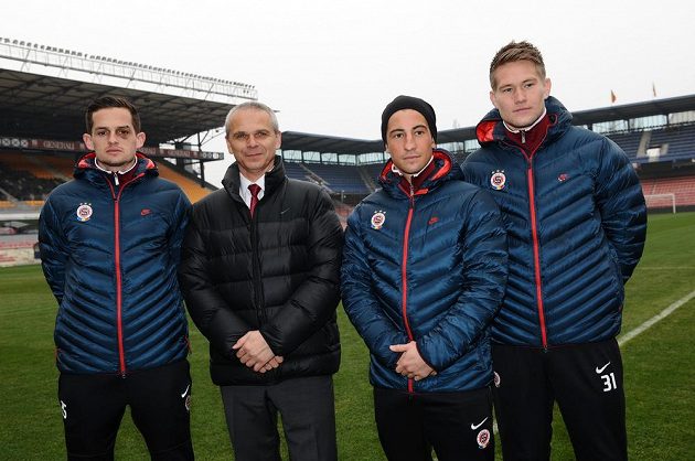 Fotbalisté Sparty Praha zleva Mario Holek (vlevo), Lukáš Vácha, Tomáš Vaclík a trenér Vítězslav Lavička (druhý zleva) na letenském stadiónu.