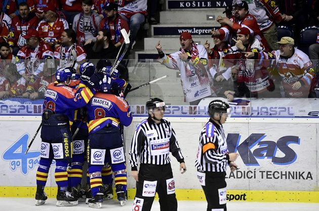 Hokejisté Českých Budějovic se radují z gólu v utkání 1. kola baráže o hokejovou extraligu mezi týmy HC Dynamo Pardubice - Motor České Budějovice.