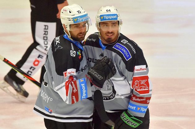 Střelec Petr Koblasa (vlevo) a jeho spoluhráč z Karlových Varů Martin Kohout se radují z gólu během utkání hokejového Poháru Generali České pojišťovny.