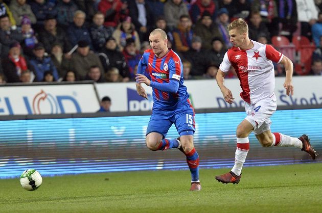 Zleva Michael Krmenčík z Plzně a Jakub Jugas ze Slavie v běžeckém souboji během šlágru 13. kola HET ligy.