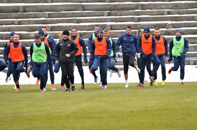 Útočník Baníku Ostrava Milan Baroš (sedmý zprava) na tréninku