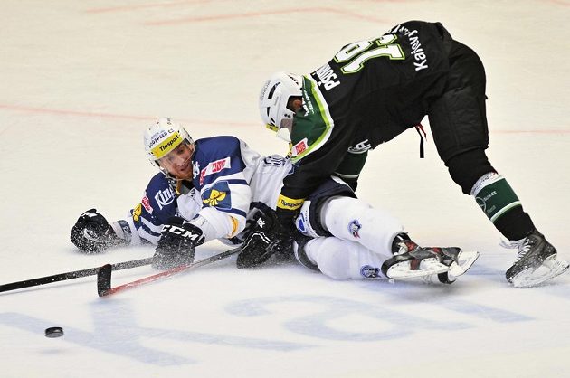 Plzeňský útočník Jozef Balej (vlevo) a Roman Pšurný z Karlových Varů v utkání 16. kola Tipsport extraligy.