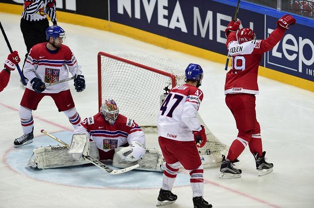 Nečekaný obrázek. Dánský reprezentant Morten Madsen (vpravo) se raduje z vyrovnávací branky, přihlížejí čeští hráči (zleva) Jakub Jeřábek, brankář Dominik Furch a Michal Jordán.
