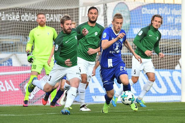 Zleva Tomáš Hübschman, Martin Doležel, oba z Jablonce, Uroš Radakovič z Olomouce a Matěj Hanousek z Jablonce v duelu 10. kola Het ligy