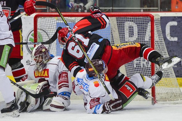 Brankář Matěj Machovský, Blaž Gregorc (oba ze Sparty na ledě) a Daniel Rákos (v pádu) z Hradce Králové.