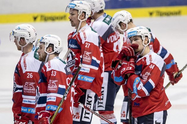 Smutní hráči Pardubic po prohraném utkání. Tentokrát prohráli doma 3:4 s Vítkovicemi.