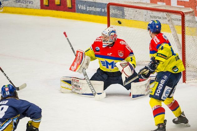 Jaromír Jágr překonává budějovického brankáře Jana Strmeně. Vpravo je Jakub Babka z Budějovic.