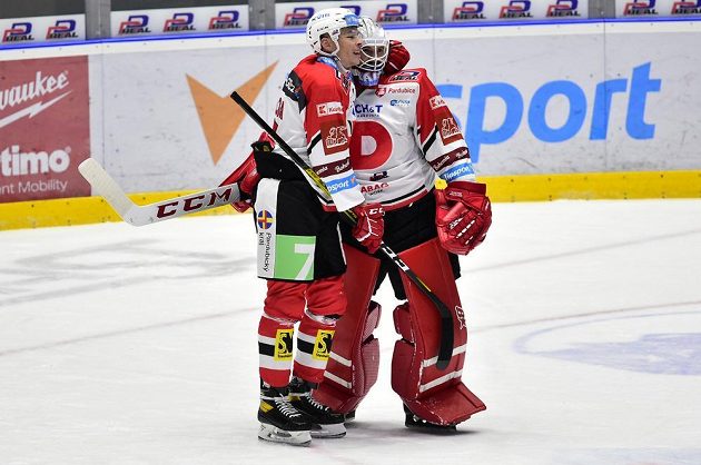 Pardubické hokejové štěstí. Obránce Marek Ďaloga se raduje s brankářem Pavlem Kantorem.
