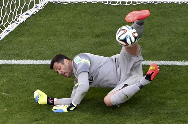 Hrdina Brazilců Julio Cesar chytá penaltu Alexis Sáncheze v rozstřelu osmifinálového utkání MS.