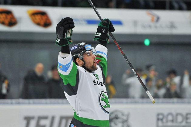 Oldrich Kotvan z Mladé Boleslavi se raduje po vstřelené brance v extraligovém utkání.