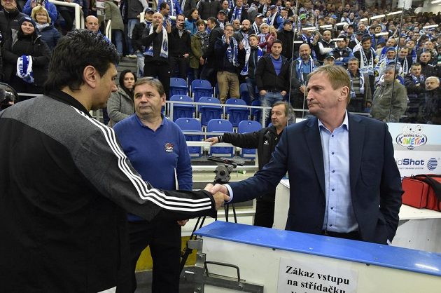 Trenéři Alois Hadamczik (vpravo) a Vladimír Růžička si na konci zápasu podali ruku.