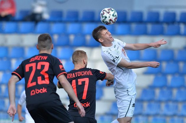 Zleva Michal Surzyn z Jablonce, Miloš Kratochvíl z Jablonce a Denis Donát z Hradce Králové.