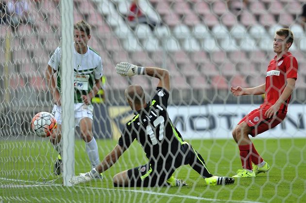 Jablonecký Lukáš Masopust dává gól proti Brnu, vpravo přihlíží domácí Milan Lutonský.