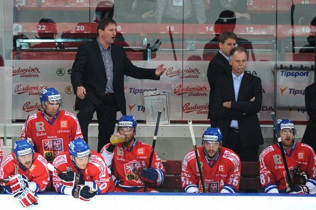 Český trenér Alois Hadamczik (vlevo) a Slavomír Lener během utkání Euro Hockey Challenge se Slovenskem.