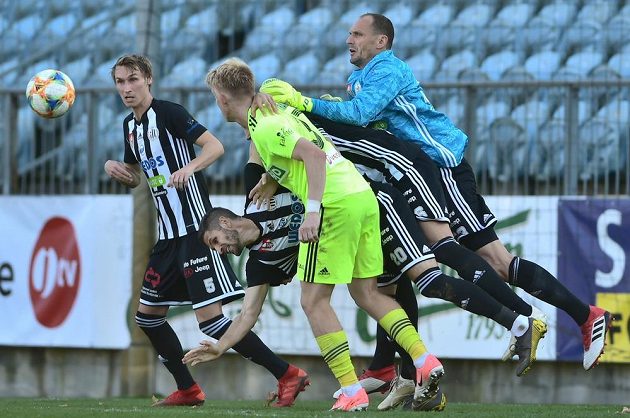 Souboj o míč v utkání 14. kola první fotbalové ligy mezi SK Dynamo České Budějovice a MFK Karviná.