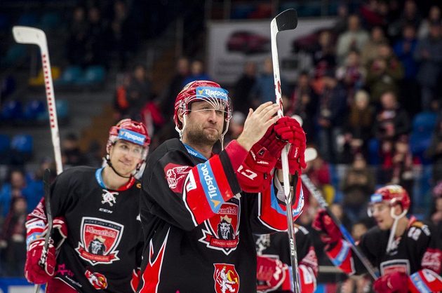 Střelec hattricku Jaroslav Bednář (uprostřed) z Hradce Králové oslavuje výhru nad Pardubicemi.