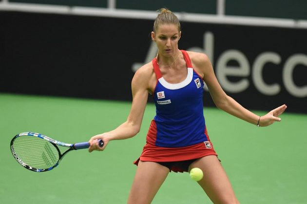 Karolína Plíšková v duelu s Larou Arruabarrenaovou-Vecinovou v úvodním kole Fed Cupu.