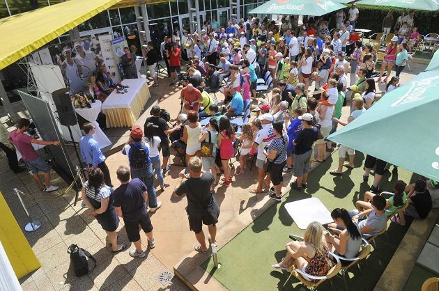 V prostějovském tenisovém centru se konalo setkání s dvojnásobnou vítězkou tenisového Wimbledonu Petrou Kvitovou a semifinalistkou turnaje Lucií Šafářovou.