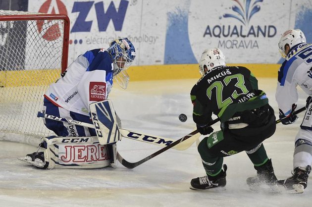 Zleva brankář Brna Lukáš Dostál a Tomáš Mikúš z Karlových Varů v duelu 34. kola extraligy.