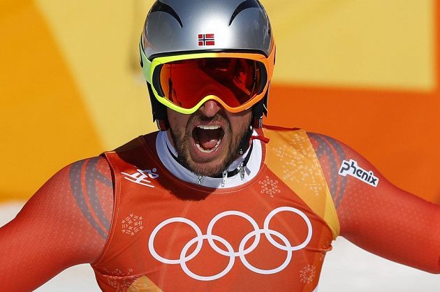 Aksel Lund Svindal se raduje! Jako první norský lyžař v historii ovládl olympijský sjezd.