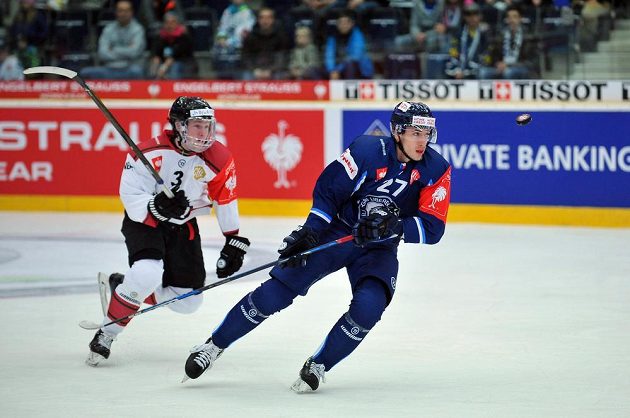 Liberecký obránce Michal Plutnar a útočník Carl Grundström z Frölundy během hokejové osmifinále Ligy mistrů.
