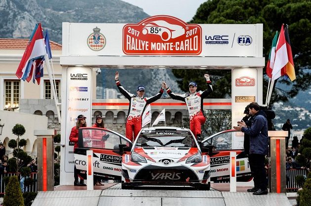 Jari-Matti Latvala a Miika Anttilla s Toyotou Yaris WRC v cíli Rallye Monte Carlo, kde slavili druhou příčku.