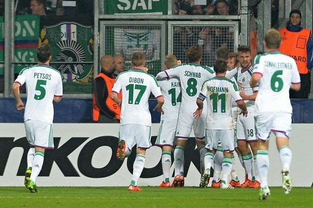 Fotbalisté Rapidu Vídeň se v Plzni radují z úvodního gólu proti Viktorii v duelu Evropské ligy.