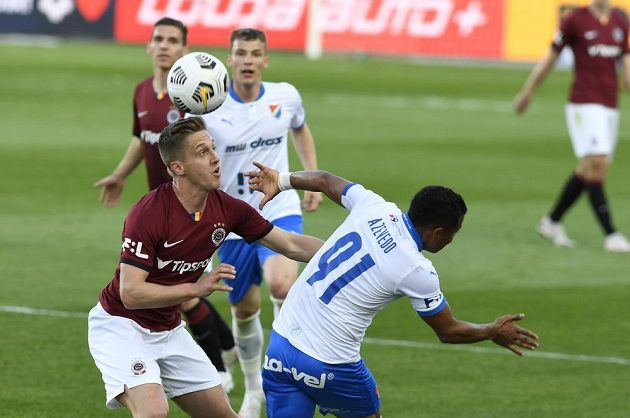 Tomáš Wiesner ze Sparty a Carlos Azevedo z Ostravy v souboji o balon v utkání 31. kola Fortuna ligy.