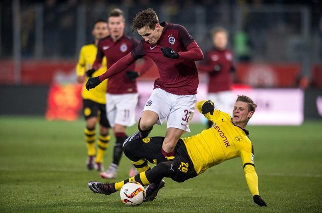 Zimní posila Sparty Josef Šural a Lukas Piszczek z Dortmundu během přípravného utkání.