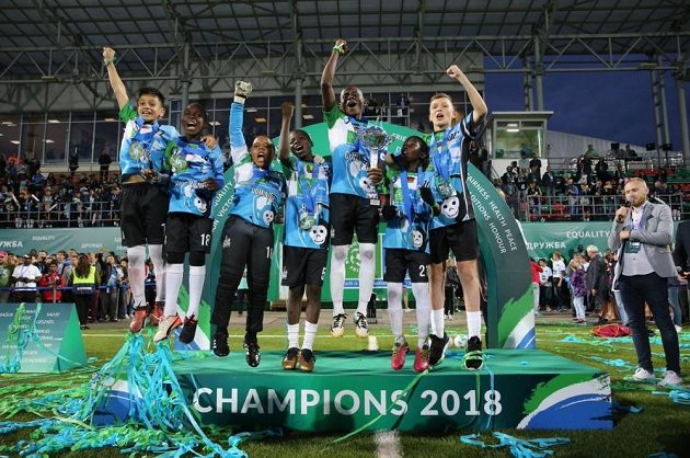 Vítězný celek fotbalového turnaje v rámci projektu Football for Friendship v Moskvě.