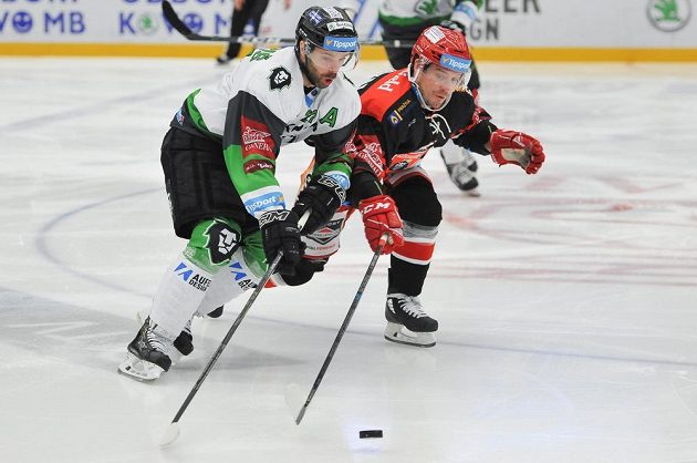 Mladoboleslavský útočník Jakub Klepiš a Petr Koukal z Hradce Králové v akci během utkání 38. kola hokejové Tipsport extraligy.