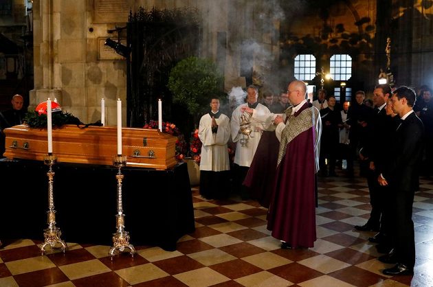 Vdova po Nikim Laudovi Birgit a synové Mathias a Lukas při posledním rozloučení s legendárním závodníkem ve Vídni.