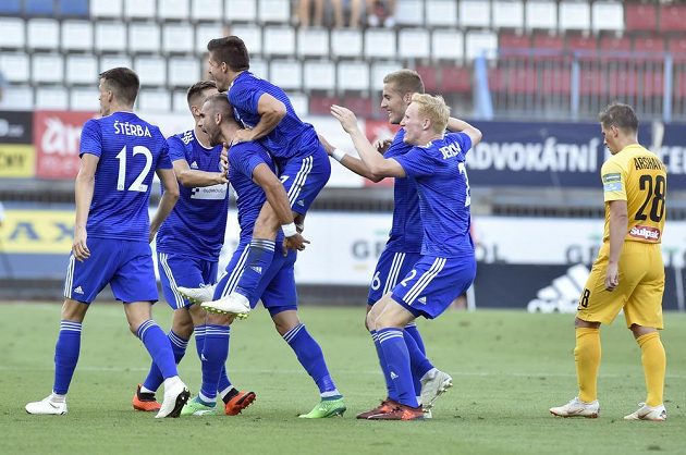 Olomoucká radost! První gól dal Martin Sladký (třetí zleva).