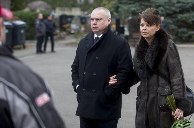 Generální sekretář Českého svazu ledního hokeje Martin Urban s manželkou při posledním rozloučení s hokejovým a fotbalovým manažerem Zbyňkem Kusým.